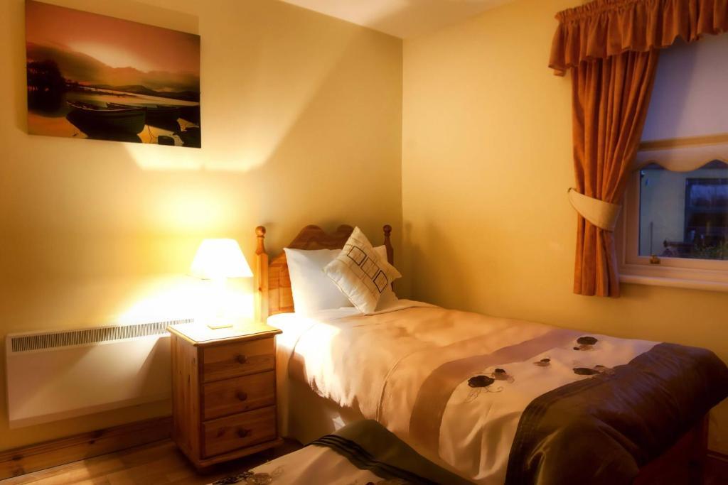 Mccarthy'S Lodge B&B Westport Room photo
