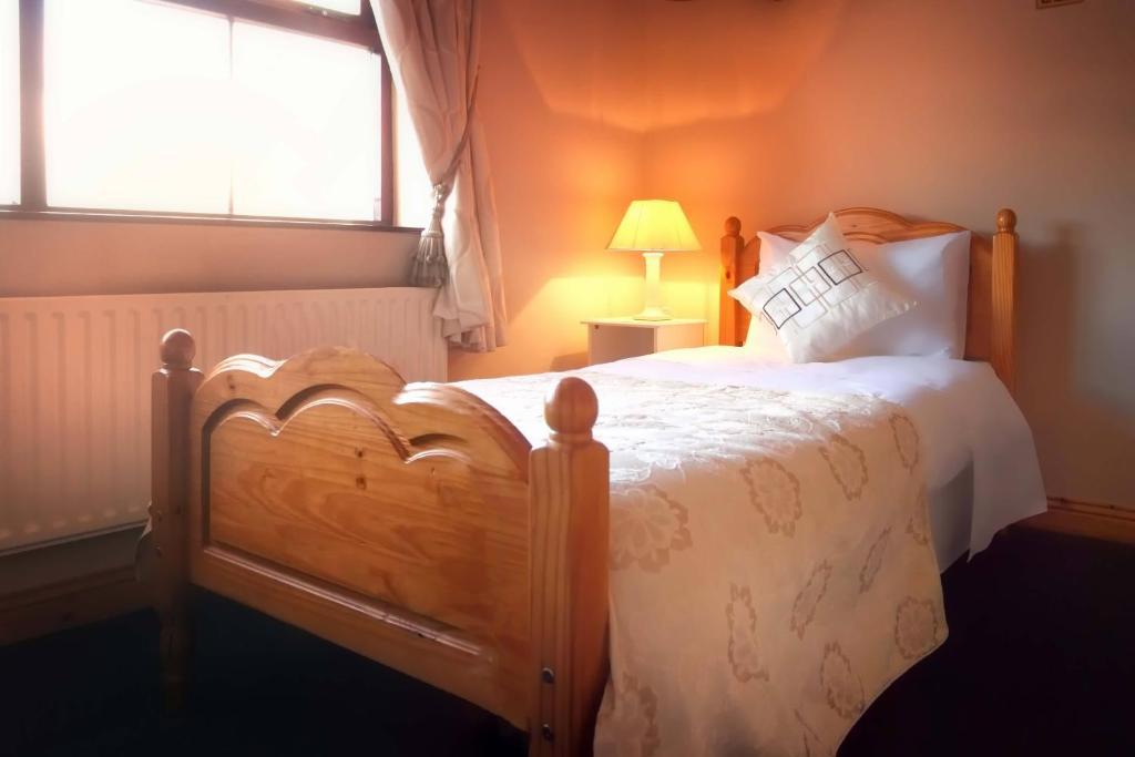 Mccarthy'S Lodge B&B Westport Room photo