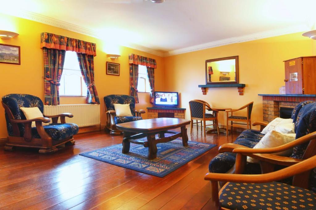Mccarthy'S Lodge B&B Westport Exterior photo